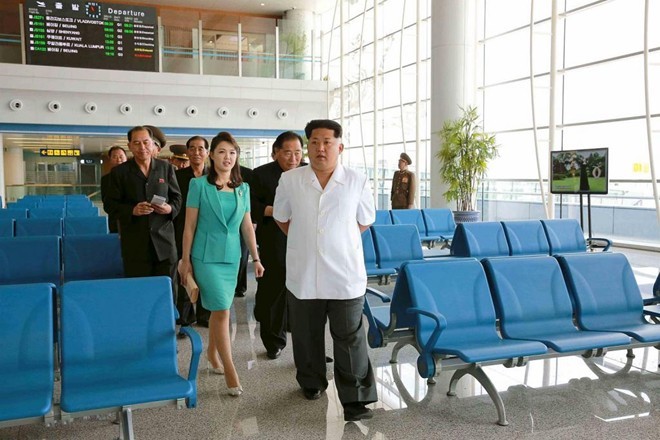 Ông Kim Jong Un cùng phu nhân Ri Sol Ju thị sát  nhà ga sân bay mới xây dựng ở sân bay quốc tế Bình Nhưỡng. Nhà ga này chính thức hoạt động từ ngày 1/7. Việc nâng cấp cơ sở vật chất ở phi trường nhằm thu hút thêm khách du lịch đến nước này. Triều Tiên không tiết lộ chi phí sửa chữa sân bay. Sau khi xây mới, nó gồm 12 quầy làm thủ tục, một cửa hàng thời trang, một cửa hàng quà lưu niệm, khu mua sắm miễn thuế và nhà hàng.